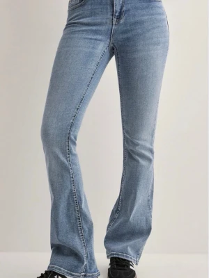 Ljusblå bootcut jeans - Säljer ett par ljusblå bootcut jeans med klassisk femficksdesign och normal midja. Jeansen har en lätt utsvängd passform nedtill och är tillverkade i stretchigt denimtyg för extra komfort. Perfekta för en avslappnad och trendig look.