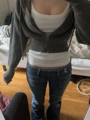 Mörk grå zip up hoodie från Zara - Säljer croppad mörk grå zip up hoodie med luva från Zara med tight passform längst ner i storlek S men passar mig som ofta har XS. Går att ha topp/tröja eller inget under. Perfekt för höst eller nu vår väder!!💛Orginalpriset ligger ungefär på 300-350 men säljs inte längre. Tar gärna emot prisförslag!!💛💛