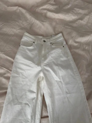 Vita jeans - Jättefina, aldrig använt. Bilder kan skickas hur de sitter på 🩷 perfekt till våren 