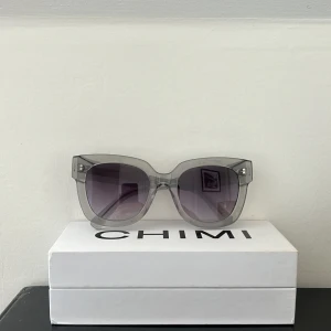 Chimi 08 - Säljer mina chimis i färgen grey köpta förra sommaren! Nypris är 1350. Allt medkommer💕Ganska repiga därav priset, men verkligen inget man tänker på när man har på sig dem!!