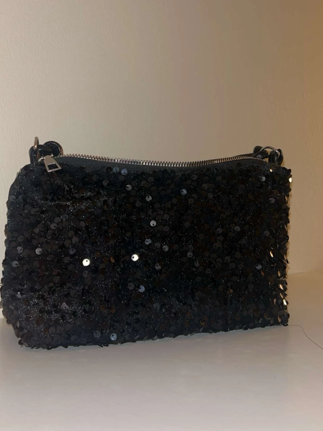 Svart paljettkuvertväska - 1