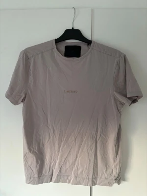 Limitato t-shirt - Grå snygg stilren och elegant LIMITATO t-shirt i storlek M säljes. Använt men bra skick perfekt nu till våren och sommaren!