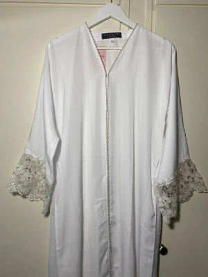 Vit abaya  - Vit abaya från Layaan Eid Collection helt ny 