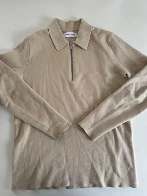 Samsöe Samsöe quarterzip tröja  - Stilren beige tröja från Samsøe Samsøe klassisk krage och halv dragkedja framtill. Använd fåtal gånger. Storlek medium