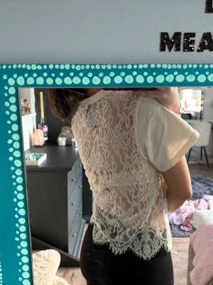 Vit spetstopp 🤍 - En snygg spetstopp som är oanvänd💚 supercool och snygg. Perfekt till sommaren! 