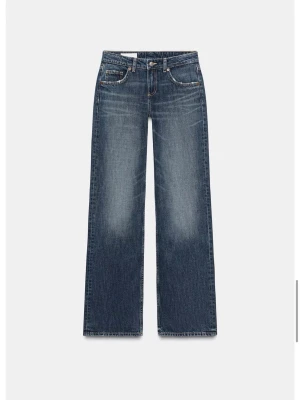 Blå wide leg jeans från Zara - Säljer ett par blå wide leg jeans från Zara med klassisk femficksdesign och ljusa slitningar på framsidan. Jeansen har en baggy look och normal midja, tillverkade i denim med snygga kontrastsömmar. Perfekta för en avslappnad och trendig look. Helt sprillans nya och aldirg används, säljer då jag tycker dom satt lite tajt och inte tillräckligt baggy på mig! ny priset är 400💓