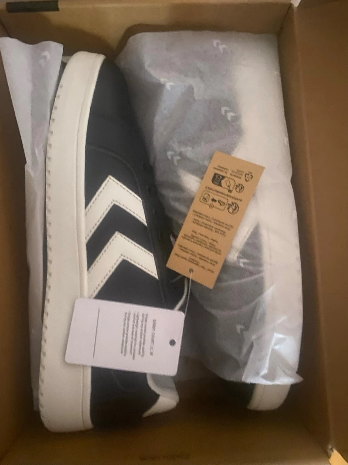 Svarta Hummel sneakers med vita detaljer - 3