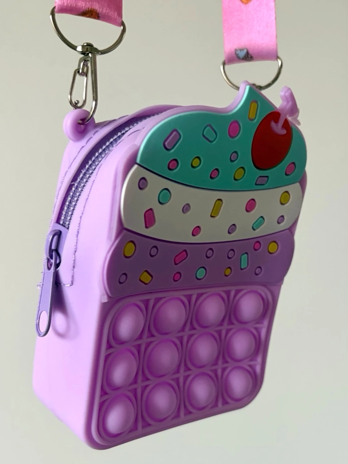 Lila cupcake handväska med pop it - 1
