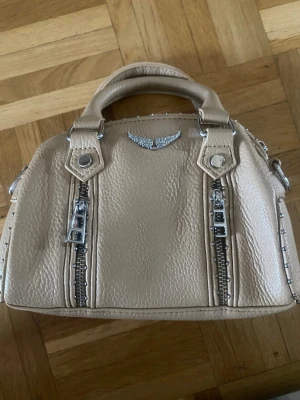 Handväska - jättesöt beige handväska i läder, köptes i spanien, helt oanvänd 