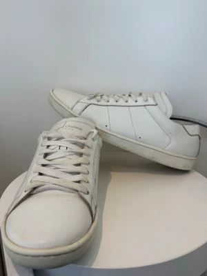 Saint Laurent Skor Vita - Säljer ett par sjyssta helvita SL skor | noll defekter annat än småmärken | ingen låda/ dustbag vilket påverkar priset | ≈ 7000kr uppåt nypris | Älta liksom allt de vi säljer, skriv gärna vid minsta fundering 🙌