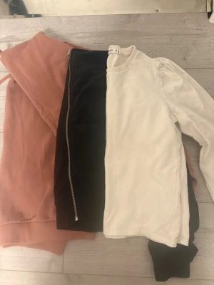 Klädpaket 3 st tröjor - Tre tröjor varav två är hoodies en med stängning. Även en snygg tröja med lite puffiga ärmar. Ena hoodien är i velour märken och storlek syns på bilderna😊 För mer bilder skriv💕 Accepterar bud 💕