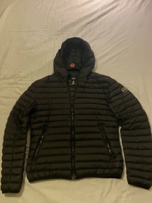 Colmar Jacka - Stilren Colmar jacka som passar perfekt till våren! Storlek M, passar S| Mycket bra skick bara använd ett fåtal gånger | Hör av er vid funderingar!