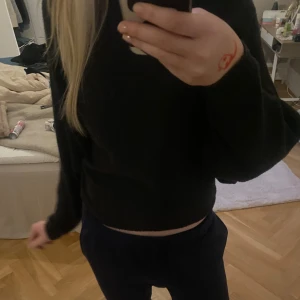 Svart tröja - Jätte fin tröja som tyvärr inte kommer till användning💓 skriv om du har frågor!