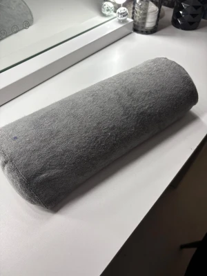 Grå armstöd för naglar  - Ett grått mjukt armstöd för naglar. Finns dragkedja under så man kan ta bort fodralet och tvätta det (om man vill & det behövs) det är okej skick, det är använt men tvättat.