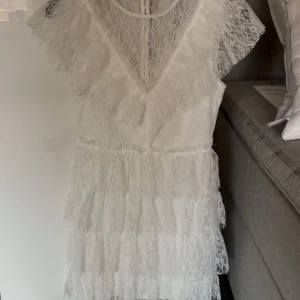 Vit spetsklänning med volanger - Säljer denna super fina studentklänningen som endast är använd 1 gång!🤍