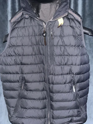 Parajumper väst - Fick den här i present för ett tag sen, använd kanske 2 gånger. Kom på att jag hade den idag, men jag använder den inte. Storlek L men passar mig som har M. Perfekt nu till våren. Ny pris är 4000. Pris kan diskuteras vid snabb affär. Hör av dig vid intresse och frågor.