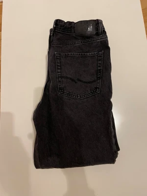 Jack & Jones Jeans 170 - Ett par svarta Jack & Jones jeans i modellen Loose Chris. Storlek 170 och dem är lite baggy så riktigt feta. Använda men skicket är fortfarande bra. Kom med frågor eller funderingar 