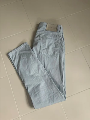 Jacob Cohen jeans w34 - Väldigt snygga eleganta ljusblå Jacob Cohen jeans i w34 säljes. 43 cm breda och 108 cm total längd. Absolut Toppenskick och perfekt passform. Inga hål eller fläckar i grymt skick, perfekta nu till sommaren!