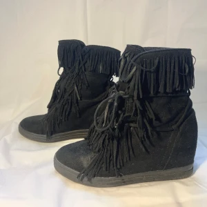 Snygga skor  - Svarta fransskor. Skorna är i storlek 37 och normala i storleken. Skorna är i bra skick förutom att tyget på innesulan har gått sänder men det känner man inte av när man går i dem, sedan har de använts så inte fläckfria! Tryck gärna köp nu!