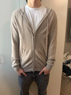 John Henric cashmere zip up  - Mysig beige hoodie med dragkedja och huva. Tillverkad i 100% cashmere från John Henric, nypris-3000kr mitt pris-1300kr, nyskick använd max 3 gånger, storlek M, pris kan diskuteras vid snabba affärer 