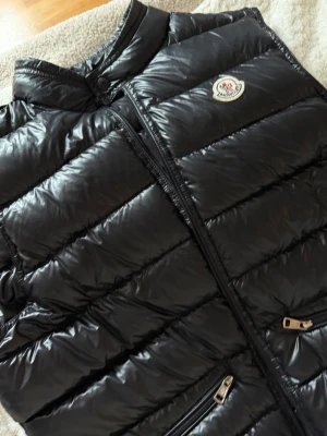Moncler Gui vest  - Superfint skick! Storlek 2