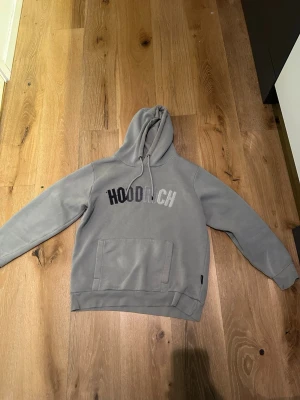 Grå hoodie från Hoodrich -  Grå hoodie från Hoodrich
