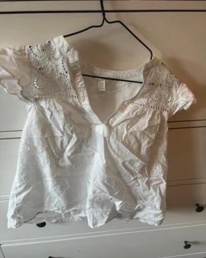 helt ny topp från h&m  - säljer denna topp som jag köpte i somras men som jag aldrig använder tyvärr 😇 