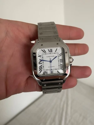 Carti Tank Medium - Säljer nu en fin carti klocka som jag ej har använt, inga repor, plast fortfarande på baksidan, detta är medium storleken, 1:1 då jag har själv besökt en cartier butik i Köpenhamn 