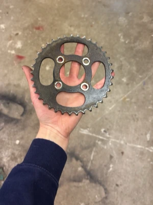  drev i metall - Cykel drev i robust metall med rund form och flera hål för montering. Tänder runt hela kanten och öppningar i mitten för att passa på vevpartiet. Perfekt för dig som gillar att meka med cyklar eller behöver reservdelar.