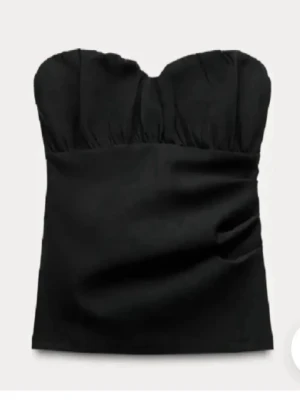 Svart bandeau topp Zara - Efterfrågad topp från Zara💗storlek m, sitter snyggt och bra. Pris går att diskutera, högst bud får köpa!