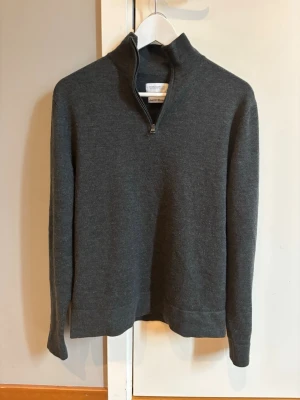 Merino Quarter Zip - En Mörkgrön Quarter Zip ifrån These Glory Days i Superior Merino. Storlek M men sitter mer som S. I jättebra skick! Skickar snabbt✅