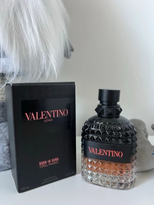 Valentino Uomo Born In Roma Coral Fantasy - Valentino Uomo Born In Roma Coral Fantasy är en lyxig herrparfym i en snygg, mönstrad glasflaska med svart och korallfärgad design. Flaskan rymmer 100 ml och har en exklusiv känsla med sin robusta form och detaljerade yta.