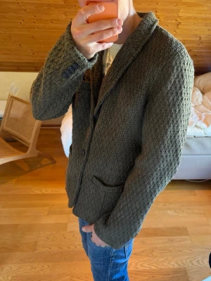 Olivgrön stickad cardigan med knappar - Märke: WE Storlek: XL