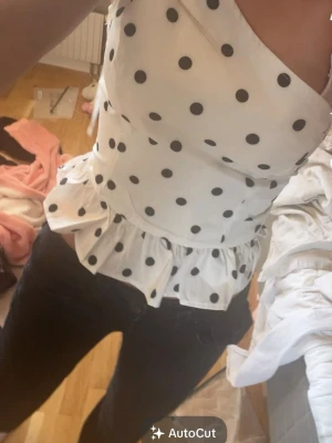 Vit prickig topp - Jätte fin vit prickig topp🩷Jag älskar denna topp men säljer pga att ja har en till