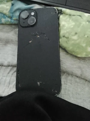 Svart iPhone med dubbla kameror - Säljer en svart iPhone med stilren design och dubbla kameror på baksidan. Telefonen har en platt framsida med stor skärm och rundade hörn. Baksidan är i glas och ramen är i metall. Perfekt för dig som gillar Apple och vill ha en modern smartphone.