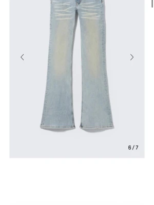 Ljusblå utsvängda jeans - Snygga ljusblå jeans med utsvängda ben och slitningar framtill. Jeansen har en klassisk femficksmodell och är tillverkade i denim. Perfekta för en trendig och avslappnad stil.