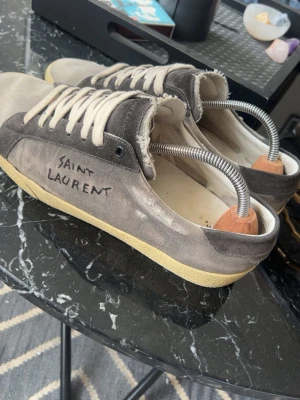 INTRESSEKOLL- SAINT LAURENT SKOR - Vill se om de finns intresse på dessa limited edition YSL skor | Dessa gick tidigare för ca 7-8000kr, men säljs ej längre | Storlek 44 | Köpte de Augusti  2025 | Inget under 4300kr |
