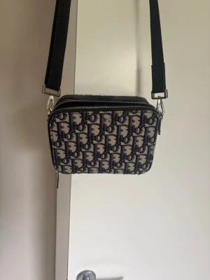Dior axelväska med monogrammönster - Dior Safari, köpt 2017-2018 beställdes ifrån dior. Mycket sparsamt använd nypris då var runt 13 000. 