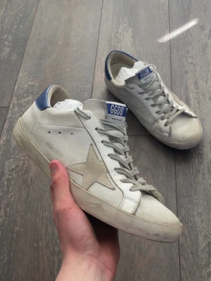 Golden Goose skor - Säljer ett par riktigt snygga golden goose skor. Skicket är 8/10. Storleken är 43. Priset kommer ligga på 1999kr men kan sänkas vid snabb affär.