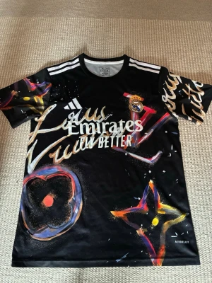 Lv Real Madrid  - Säljer en Real Madrid med Lv design. Helt oanvänd, pga fel storlek. Storlek M. Kom privat om några funderingar