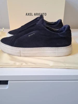  Axel Arigato skor - Säljer nu dessa Axel Arigato skor i väldigt bra skick då skorna är andvända i endast några månader. Skorna är även perfekt för sommaren. Dustbag och box medföljer. Skorna är stora för sin storlek så de passar för större storlekar. Priset är inte hugget i sten. Skriv gärna vid frågor och funderingar.
