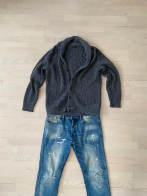 Massimo Dutti Kofta - Tjena! Säljer nu denna sjukt stilrena kofta från Massimo Dutti. Storlek L och i väldigt bra skick. Priset är ej hugget i sten så hör av dig vid minsta fundering:)