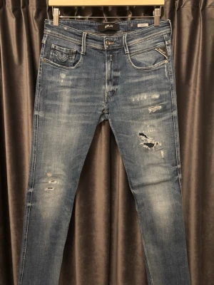 Replay anbass  - Replay anbass - skick 8/10, fint skick! - storlek 31/32, men passar mindre i midjan, w29-w30 - sjukt feta slitningar på dessa jeans! - hör av er vid frågor🙌