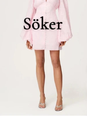 SÖKER rosa adooreklänning - Hör gärna av er om ni har denna modell i stolek 34 jag kan tänka mig att betala 1000kr helst men är öppen för förhandling.