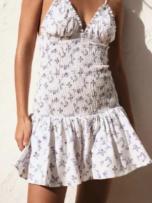 Zara sommarklänning - Blommig sommarklänning från Zara i storlek S. Pris går att diskutera!!💗