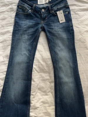 Lågmidjade bootcut jeans - Skitsnygga blå jeans från 157 i modellen Blaze med super låg midja och utsvängda ben. Jeansen har klassisk femficksdesign och är i full längd. Helt nya med lappen kvar!!