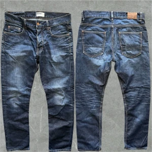 Vintage Dobber jeans - Riktigt snygga Jeans med feta fades! Jeansen har en straight passform. Storlek 33/32 Mått: midja 44cm, Längd 106cm, fotvidd 19cm. Modellen är 183cm. Skriv vid funderingar! 