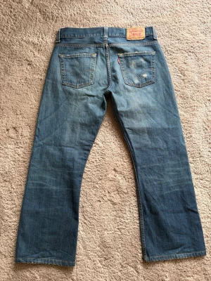 LEVIS BOOTCUT 512 - Modell: Bootcut 512👖  Färg: Blå/Mörkblå🎨  Storlek: W34 L32🪡🧵  Mått: W44cm L99cm Benöppning: 24cm 📐