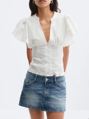 Vit blus från Gina Tricot - Snygg vit blus med djup V-ringning. Slutsåld i butik och på hemsidan. Prislappen sitter kvar,  säljer då jag har dubbletter🥰