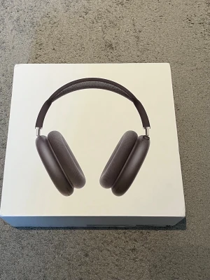 AirPods Max (Midnight) - Säljer nu ett helt nytt par AirPods Max oöppnad givetvis, och kvitto finns✅             📊(-Midnatt färgade)Hör av dig vid funderingar eller prisförslag❗️Samt postar jag alltid inom 24 timmar📦🌟